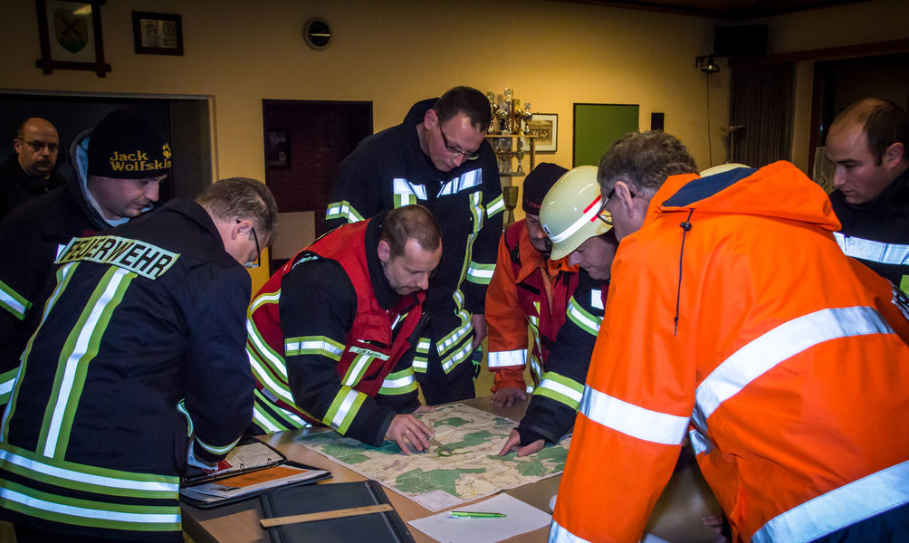 Lagebesprechung: Rettungsteams legen fest, wer welchen Sektor absucht. Foto: Feuerwehr